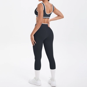 Detailansicht der High-Waist Yoga-Leggings und Sport-Bra mit weißen Kontrastpaspeln
