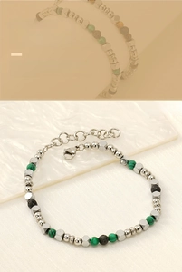 Dettaglio del bracciale con malachite verde, pietre laviche e perle in acciaio