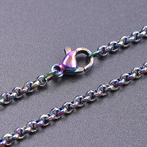 Gros plan détaillé d'une chaîne à perles de 2,5mm en acier doré avec fermoir mousqueton