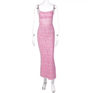 Vue détaillée de la robe longue d'été rose fleurie à coupe ajustée et dos nu sexy