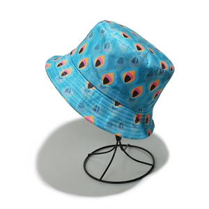 Detailaufnahme von himmelblauem Sonnenhut mit lebhaften Pfauenfedern Mustern