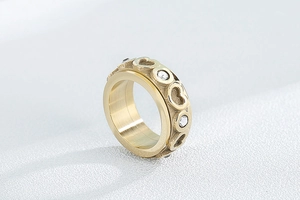 Détail de la bague coeur dorée avec cristaux blancs étincelants et finition polie chic