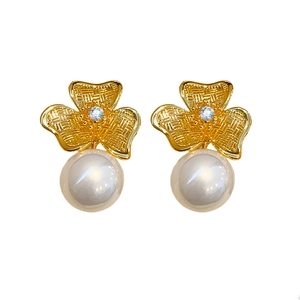 Vintage gold clover pearl earrings with zircon inlay in an elegant luxury design
