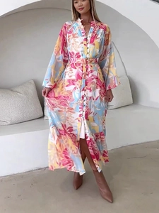 Elegantes langärmeliges Maxikleid mit Blumenmuster, Taillengürtel und buntem Print