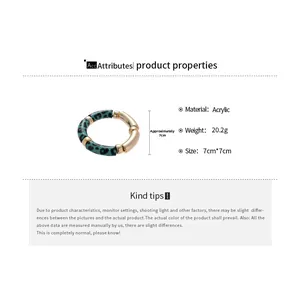Détail du bracelet en acrylique léopard avec accents dorés et info de taille de 7 cm