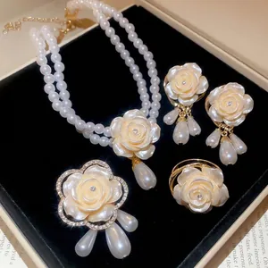 Parure bijoux perles camélia avec collier et broche dans un écrin de luxe en velours