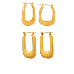 Orecchini A Cerchio A Forma Di U In Acciaio Al Titanio Con Texture A Righe Verticali Gioielli Geometrici Minimalisti Per Donna