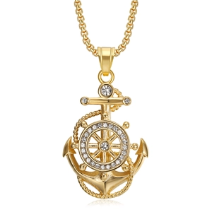 Collier avec pendentif ancre et gouvernail dorés ornés de zircons blancs brillants