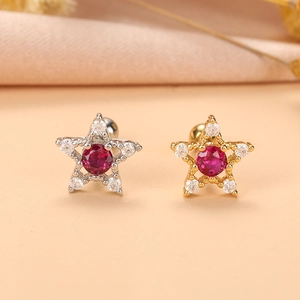 Gros plan de boucles d'oreilles étoiles avec gemmes rouges et fermoir à vis en or et argent