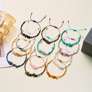 Set mit 12 handgefertigten Armbändern mit Natursteinen und verstellbaren Kordeln