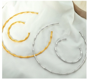 Detailed comparison of gold and silver bamboo design necklaces in two distinct sizes
