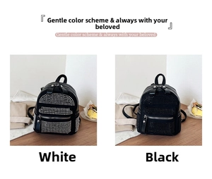 Detalle de mini mochilas con tachuelas plateadas y negras sobre cuero negro
