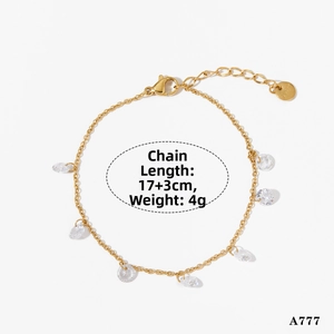 Dettaglio di un bracciale in acciaio inossidabile dorato con sette pendenti in zircone