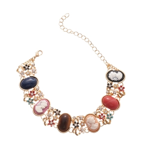 Buntes Kamee-Armband mit Harzblumen und Strasssteinen auf goldenem Metallrahmen