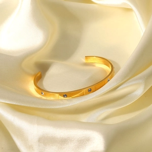 Bracciale rigido in acciaio inossidabile placcato oro 18K con zirconi su seta bianca