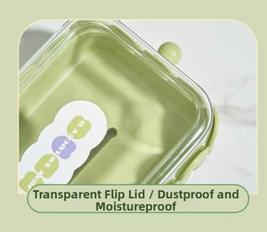 Dettaglio portasapone verde con coperchio trasparente antipolvere e adesivo decorativo