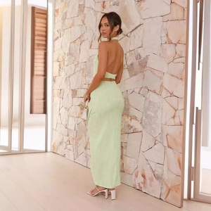 Ensemble chic vert menthe avec haut court dos nu et jupe longue moulante élégante