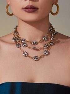 Détail d'un collier multicouche bicolore avec des maillons ovales creux élégants