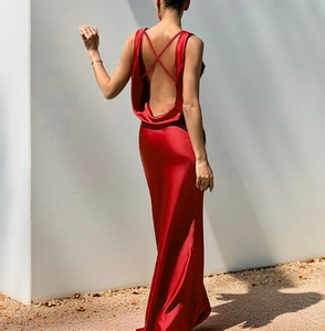 Detailansicht eines roten Satin-Halterneck-Kleides mit überkreuzten Trägern und Rückenausschnitt