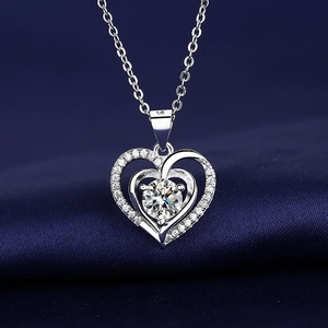 Collana con pendente a cuore in argento sterling S925 con brillante moissanite centrale