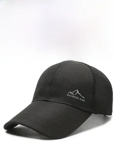 Gros plan d'une casquette de baseball noire en mesh respirant avec logo Pahoda