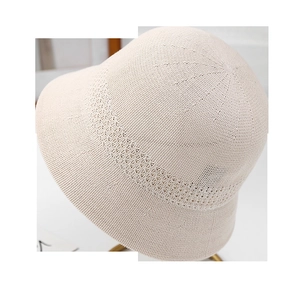 Detailansicht eines beigen Strickhutes mit Fokus auf die weiche Textur und das Gewebe