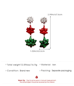 Dettaglio degli orecchini a fiocco di Natale con strati metallici placcati in argento rosso e verde