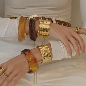 Bracciali in resina irregolare e bracciali in metallo martellato oro in stile a strati