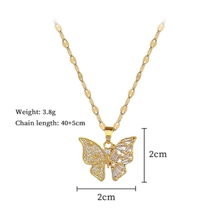 Détail macro du collier papillon doré avec zircons et les dimensions du produit