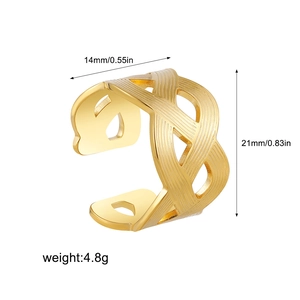 Detail van de gouden geweven ring met afmetingen van 21 mm hoogte en 14 mm breedte