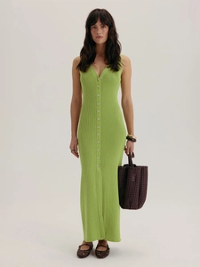 Détail de la robe en maille côtelée vert citron avec col en V et boutons élégants