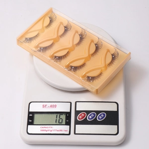 Detail showing a 5-pair set of fox-eye false eyelashes weighing 16g in packaging