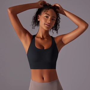 Dettaglio del reggiseno sportivo nero con incrocio sulla schiena e scollo a U