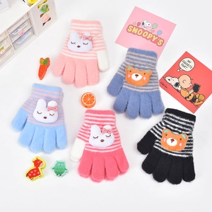 Détail de cinq paires de gants tricotés pour bambins avec des écussons d'animaux mignons
