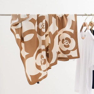 Dettaglio della stampa a camelia su foulard quadrato in seta marrone e bianco