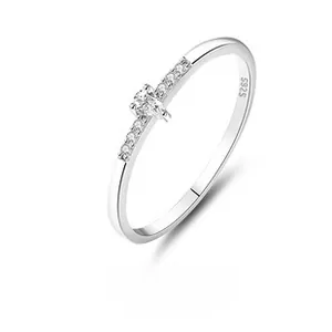 Vista macro dell'anello in argento S925 con zircone a cuore e diamanti d'accento laterali
