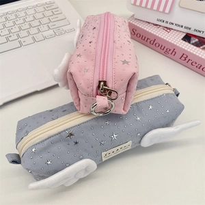 Dettaglio macro dell'astuccio con ali di peluche e motivi a stella in argento lucido