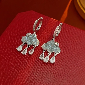 Élégantes boucles d'oreilles nuage et gouttes de pluie en zircon avec finition argent