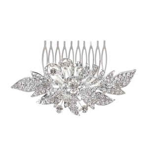 Pettine per capelli da sposa argento con farfalla e foglie di strass su sfondo bianco