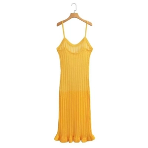 Gelbes Strick-Maxikleid mit schmaler Passform, Rüschensaum und dünnen Trägern auf Weiß