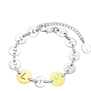 Dettaglio del bracciale in acciaio inossidabile bicolore con dischi incisi e chiusura a moschettone