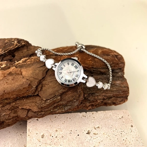Montre à quartz argentée pour femme avec bracelet à maillons en cœur et chiffres romains