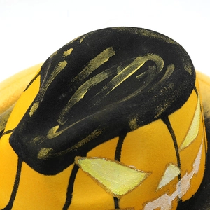 Vue détaillée de l'imprimé citrouille d'Halloween sur un chapeau de fête bicolore