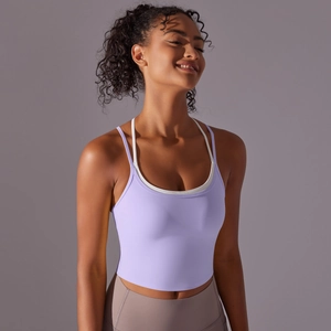 Détail d'un soutien-gorge de sport lavande avec bretelles blanches pour le yoga