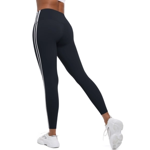 Détail du legging de sport noir taille haute avec doubles rayures blanches latérales
