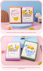 Detalle de cuadernos de felpa con bordados de helados y patatas fritas en colores pastel