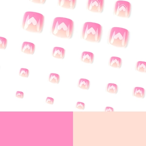 Faux ongles d'orteils dégradés roses avec motifs de cœurs blancs style doux