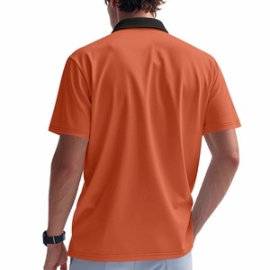 Rückansicht eines Herren-Poloshirts in hellem Orange mit schwarzem Kragen und schmalem Schnitt