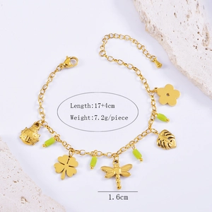 Détail du bracelet doré avec pendentifs coccinelle et libellule, longueur 17 plus 4cm