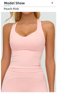 Détail du débardeur de sport rose pêche avec col en U et coutures fines sur tissu mat
